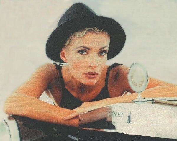 Известная советская и латвийская певица Лайма Вайкуле 31 марта отметит свое 65-летие. Накануне юбилея артистка пригласила в гости Андрея Малахова и показала свой роскошный особняк в Юрмале. 
Дом артистки построен в современном стиле. Все в белых тонах, включая мебель. 
На территории дома есть пруд с рыбами и шесть скульптур в виде кошек. Есть и домик для репетиций, где стоят также тренажеры и имеется бассейн, душ и баня.
 
Лайма рассказала, что по соседству дома Ларисы Долиной, Владимира Винокура, Галины Волчек. Летом здесь часто отдыхают Алла Пугачева с Максимом Галкиным, которые дружат с Вайкуле.

 «Здесь очень спокойная атмосфера. Мне кажется, что после Москвы нет лучшего места, чем Юрмала», — поделилась певица.

Вайкуле показала Малахову кладбище домашних животных, где похоронены все питомцы певицы. На территории есть памятник французскому бульдогу, на котором висят медальоны в виде сердечек с кличками ее собак и датами их жизни. По словам певицы, за этим кладбищем хорошо ухаживают. Сейчас у певицы живут два бульдога Эмми и Буч.

Со своим возлюбленным Андреем Латковским Лайма живет много лет, но детей у пары нет.Певица дважды делала аборт, а потом зачать ребенка у супругов не получилось. Лайма отметила, что не собирается прибегать к суррогатному материнству и считает, что это "не ее судьба"

А вот сама свою подругу Аллу Пугачеву Вайкуле похвалила за то, что та в зрелом возрасте решилась вновь стать мамой. Напомним, что в 2013 году суррогатная мать родила для Пугачевой и Галкина двойняшек Лизу и Гарри.