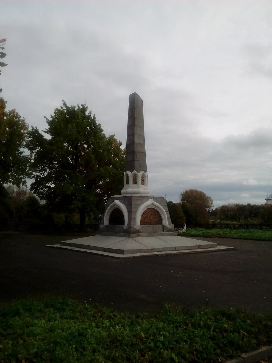 Ленивая площадка. Памятник в честь 800-летия Вологды. 
