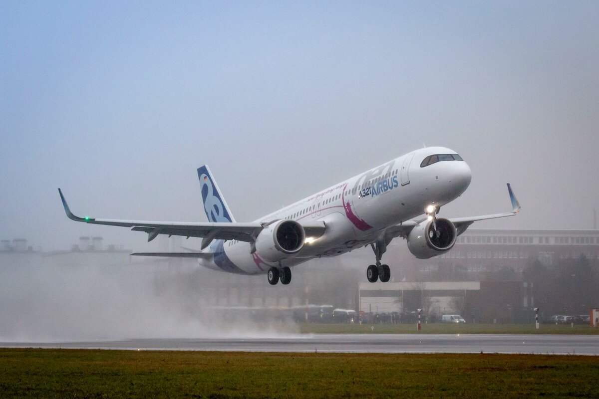 Первый полёт Airbus A321LR 31 января 2018 года, аэропорт Гамбург Финкенвердер (XFW); этот самолёт уже поставляется заказчикам, и если европейцы успеют разработать версию A321XLR с ещё большей дальностью полёта раньше реализации программы Boeing 797, то последняя рискует никогда не окупиться