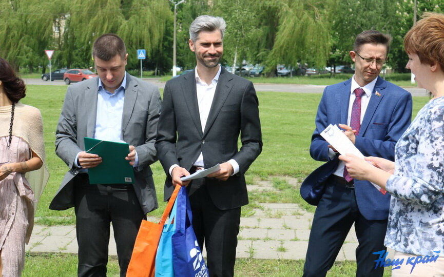 Представители Института Гете приехали с подарками. В сумочках - гинкго-чай и блокноты для поэтического творчества