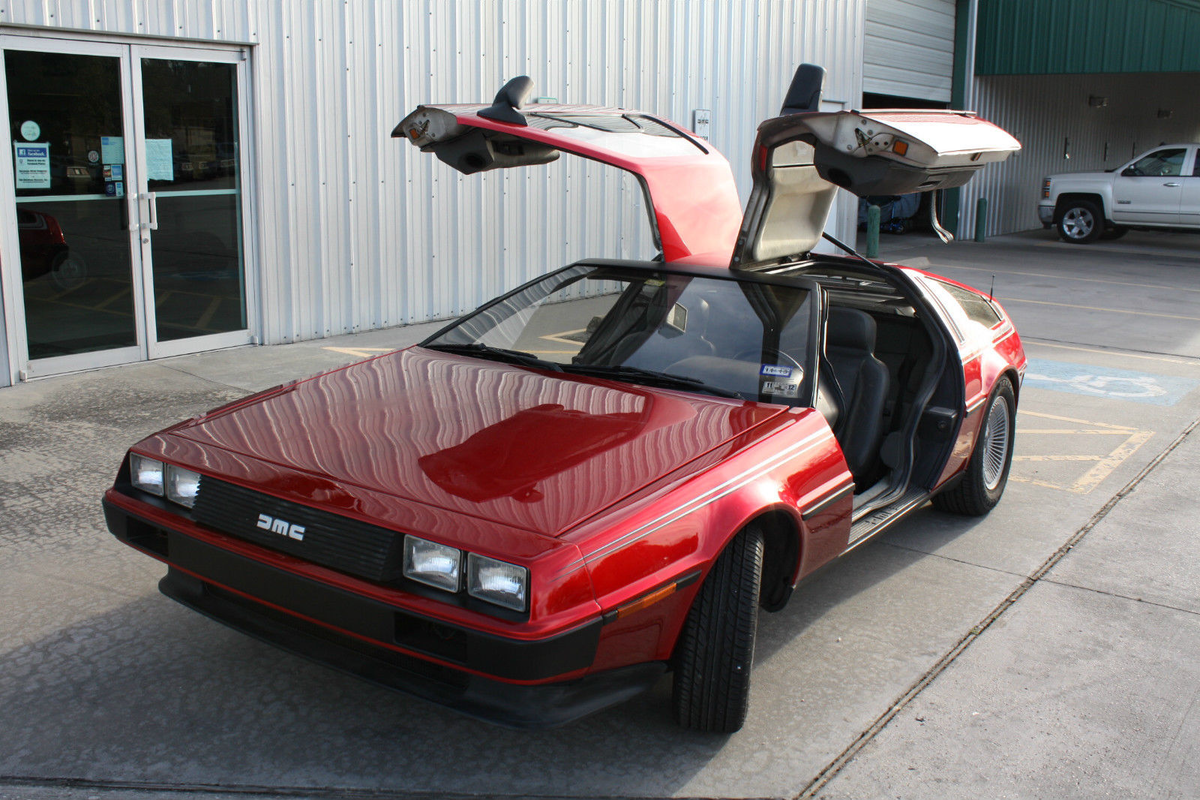 DELOREAN DMC 12