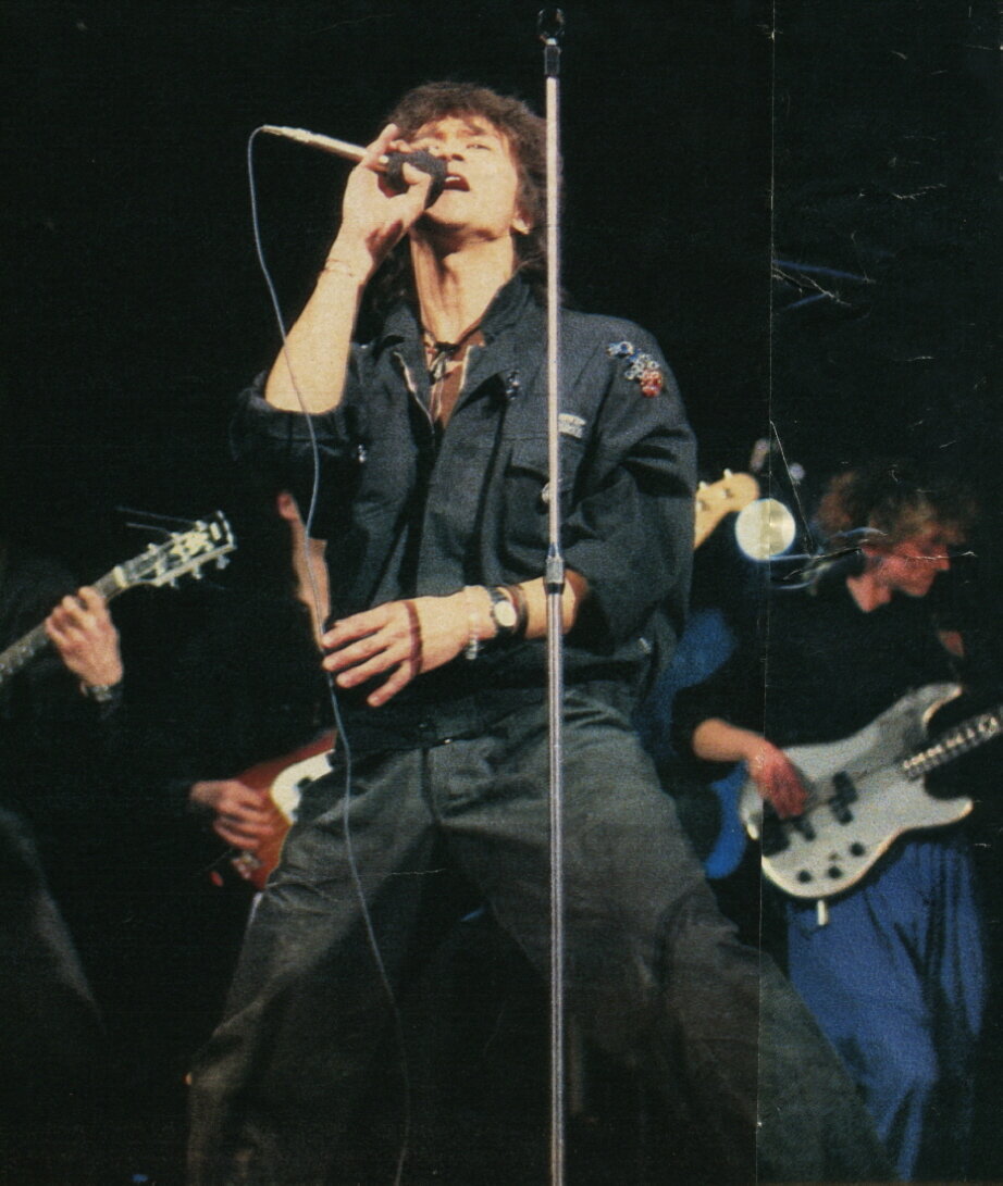 Фото с просторов интернета. Нечасто доводилось видеть Виктора Цоя на сцене без гитары