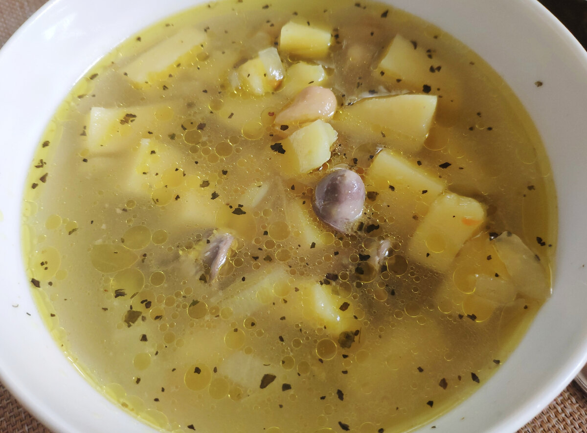 Наваристый и вкуснющий супчик из куриных сердечек. Отличный вариант для летнего обеда, да и для зимнего тоже. 