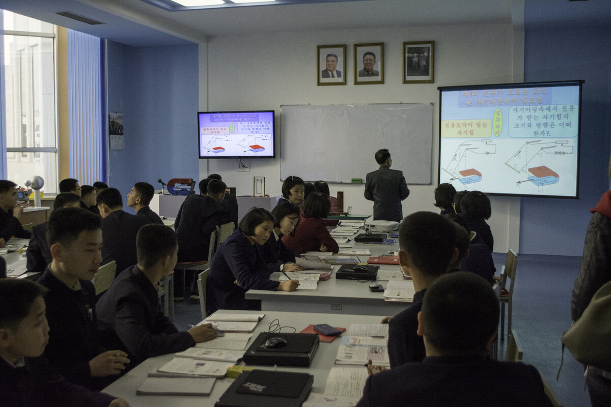 Над доской висят портреты Ким Ир Сена и Ким Чен Ира и общая их фотография, сделанная во время строительства Дворца пионеров. 