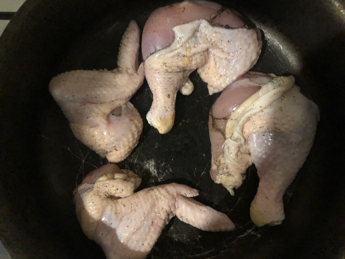 Обжариваем курицу до легкой золотистой корочки.