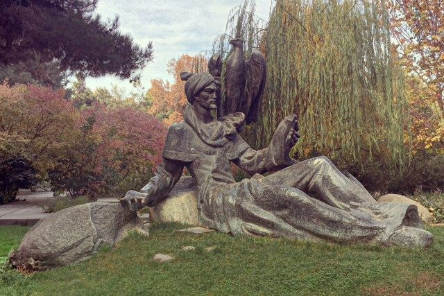 Памятник Омару Хайяму в Душанбе 1926 го. Изображение из сети интернет и в свободном доступе