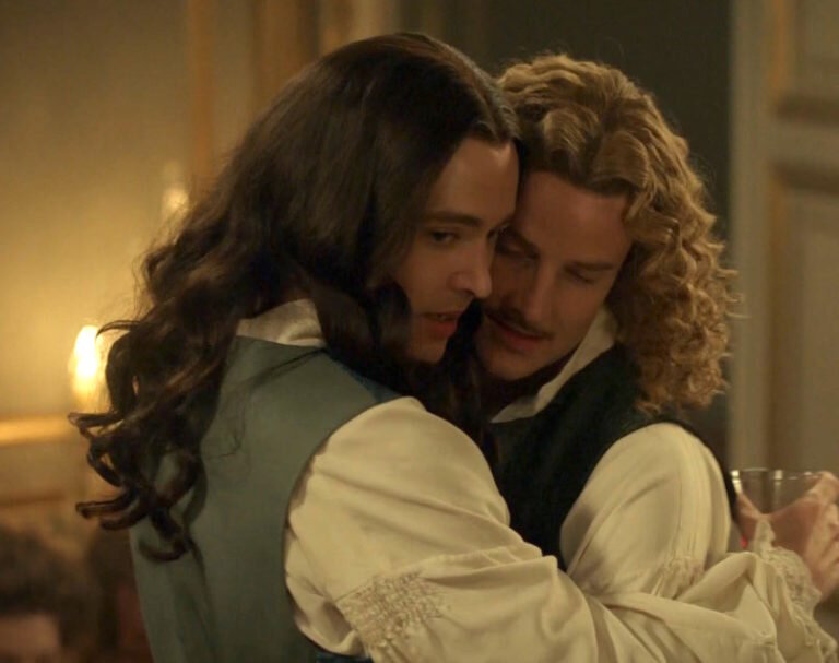 Филипп орлеанский версаль. Сериал версаль филипп орлеанский и шевалье де лоррен. Александр влахос версаль. Шевалье орлеанский. Филипп лотарингский 1643-1702.