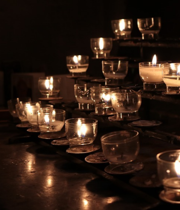 https://cdn.pixabay.com/photo/2017/08/10/22/49/candles-2628575_960_720.jpg
