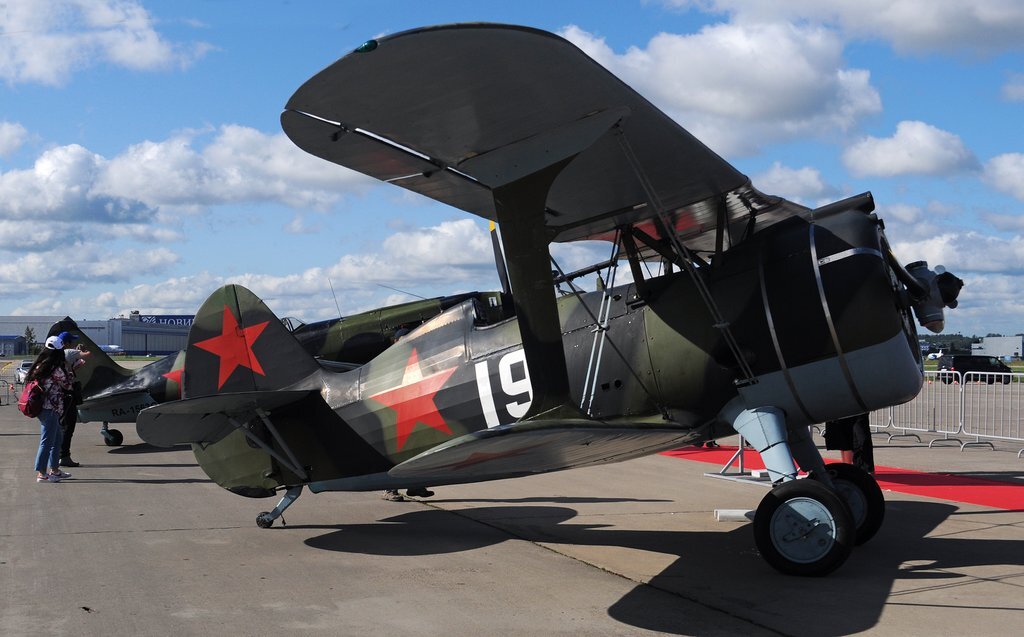 И-15БИС - 19 белый.
И-15 бис  — советский одномоторный истребитель-полутораплан 1930-х годов, созданный в ОКБ Поликарпова как дальнейшее развитие И-15. Разработка новой модификации И-15 для ВВС СССР была завершена в 1936 году. И-15бис применялись в боях на реке Халхин-Гол. К началу Великой Отечественной войны И-15бис оставались на вооружении нескольких авиачастей, они использовались в течение первых полутора лет войны — до апреля 1943 г. Годы производства 1937 - 1939. Всего произведено 2408 самолетов.
