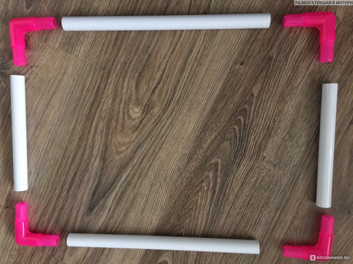 Пяльца-рамки имеют схожий принцип работы. Но вместо верхнего кольца используются боковые зажимы для ткани. 