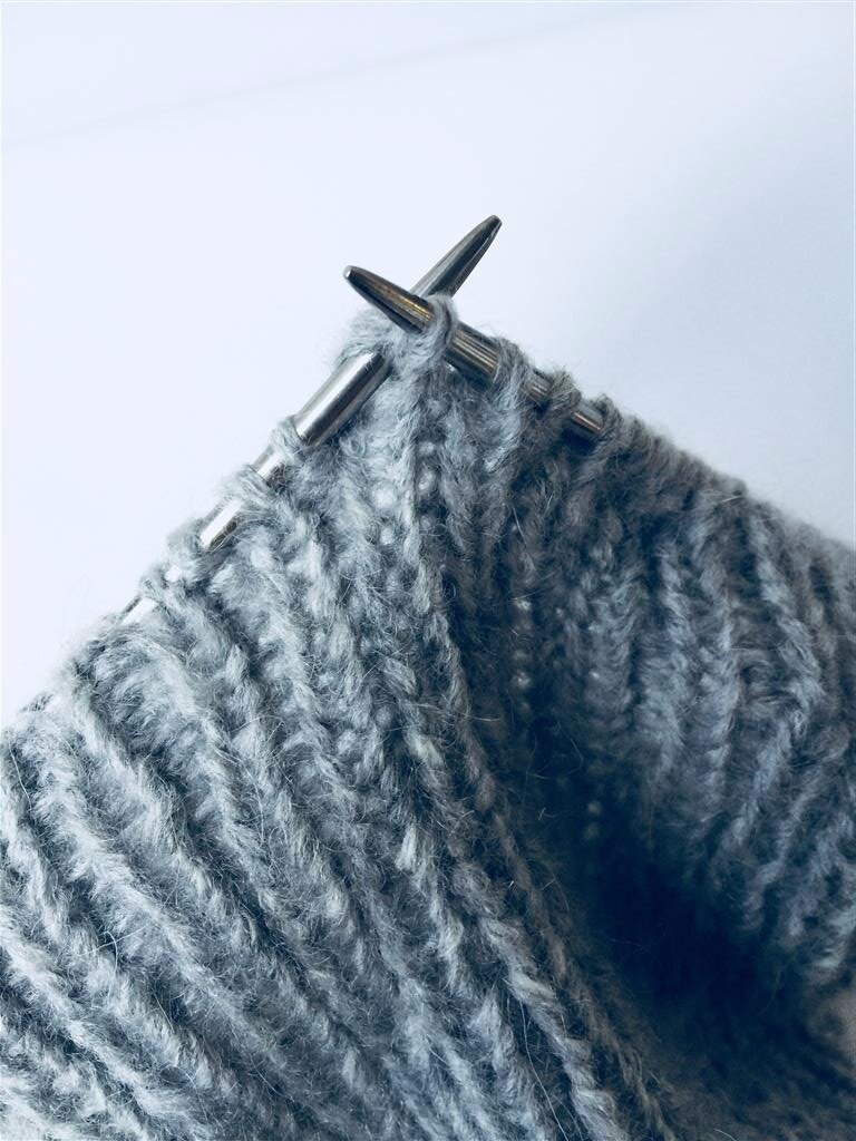 Как закрыть шапку 2х2 по кругу резинкой. Мужская шапка спицами резинкой. Макушка шапки резинкой. Убавка макушка шапка резинка 2х2. Убавка макушки шапки резинкой 2 на 2.