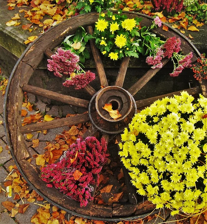 https://pixabay.com/photos/old-wagon-wheel-herbstdeko-1733147/