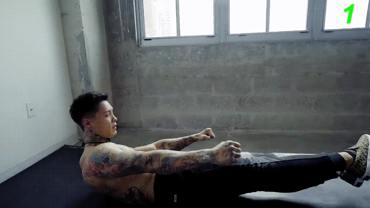 Ляжем на бок и будем напрягать мышцы живота. Держите ноги прямо и поднимайтесь как можно выше. 10 раз на каждую сторону.