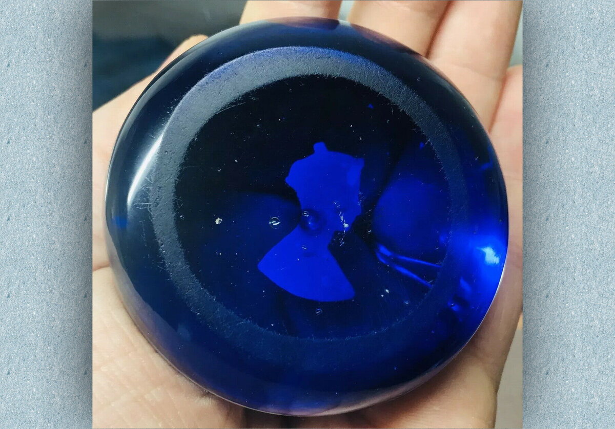 Старинный груз для бумаг.