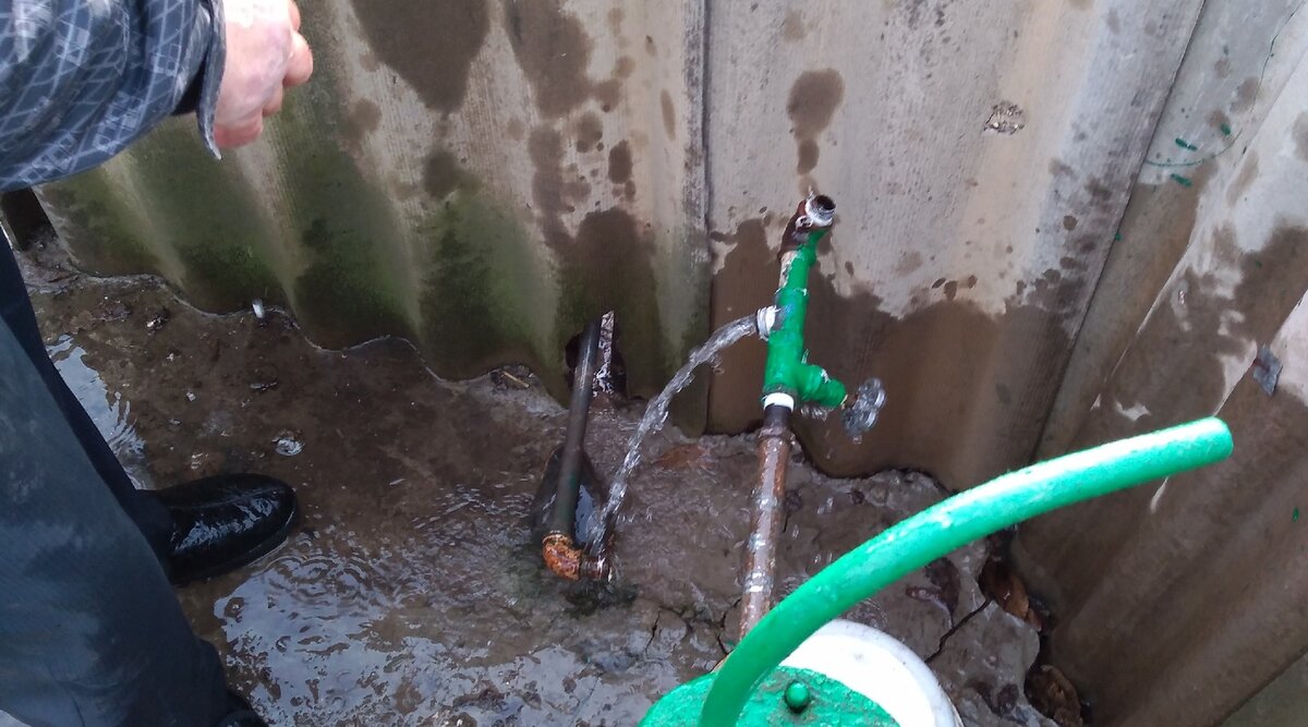 Как поменять водопроводный кран под давлением воды Опытный сантехник показал на примере, как заменить участок трубы не перекрывая в