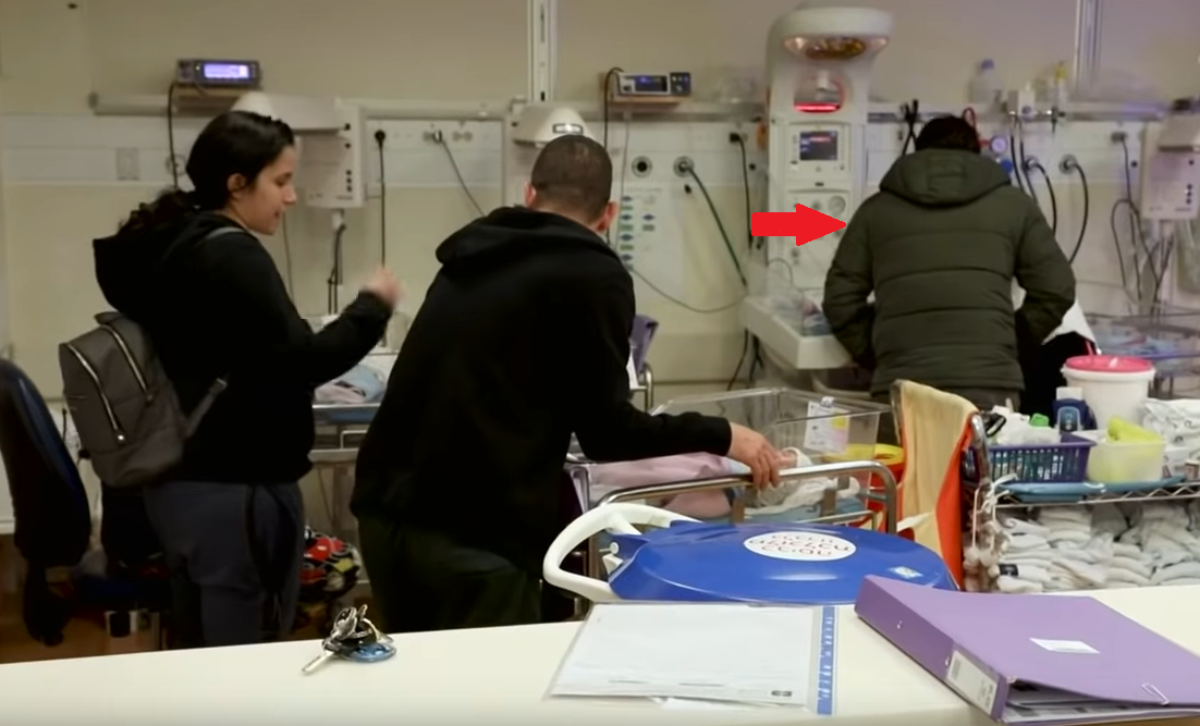 Родственники роженицы в Израильской больнице, на них даже нет халатов.