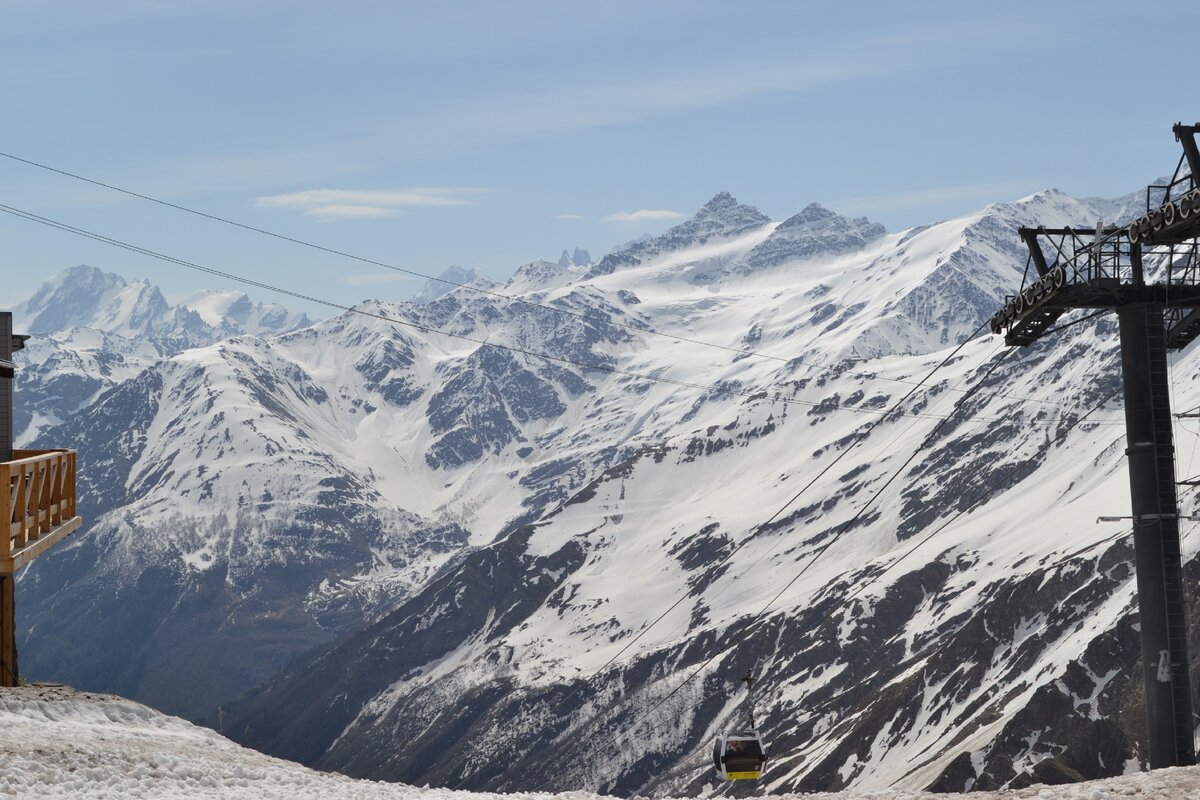 На переднем плане (слева направо): 1-2. пирамидальные вершины Малого и Большого Когутая, 3.Шхельда, 4.Пик Кавказа, 5.Бжедух. На заднем плане виднеются вершины Южной и Северной Ушбы, а также - Чатынтау. Ушба находится в Грузии, за ней начинается Сванетия.