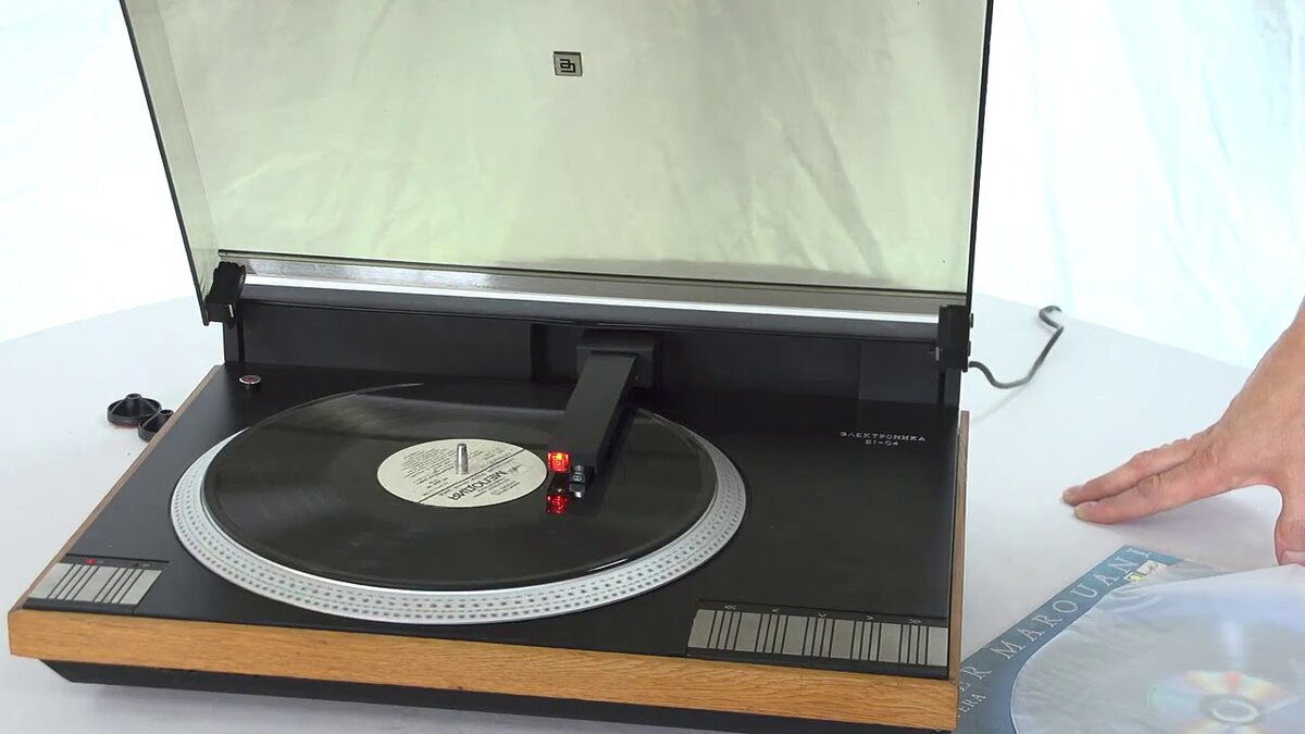 Тангенциальный проигрыватель Электроника Б1-04 1980 года выпуска 