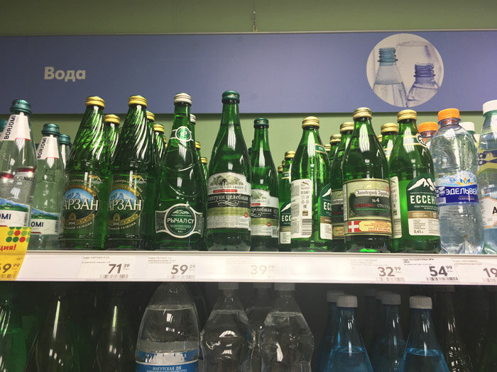 Ассортимент минеральной воды на прилавке магазина