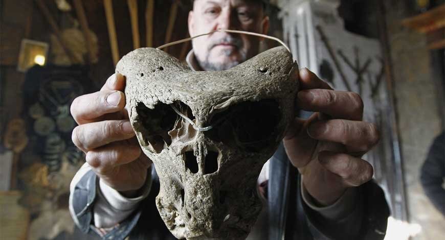 В горах Адыгеи обнаружили два черепа неизвестного науке существа и сундук с эмблемой Аненербе