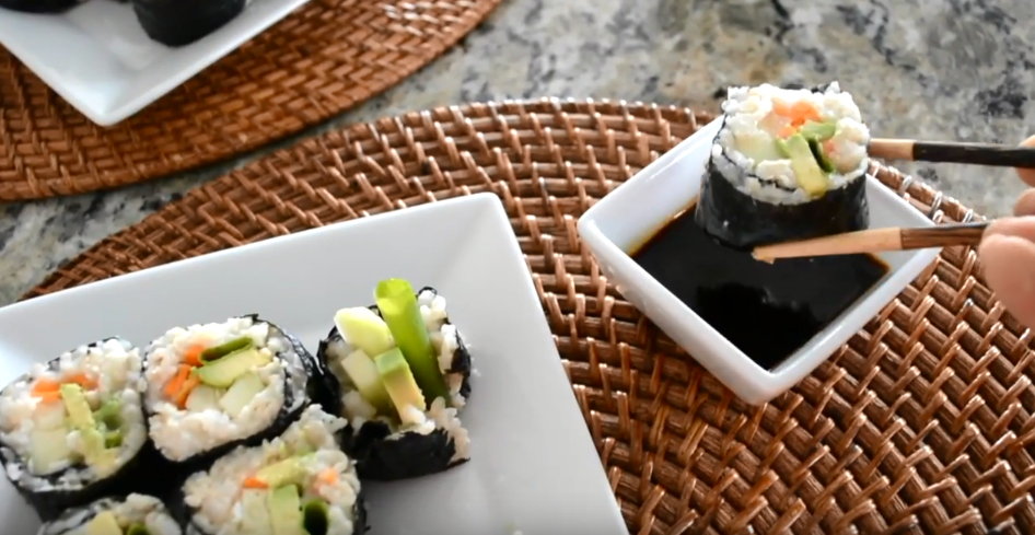 Как приготовить самые настоящие суши в домашних условиях? Рыба не нужна! Вам понадобится лишь немного овощей и зелени.