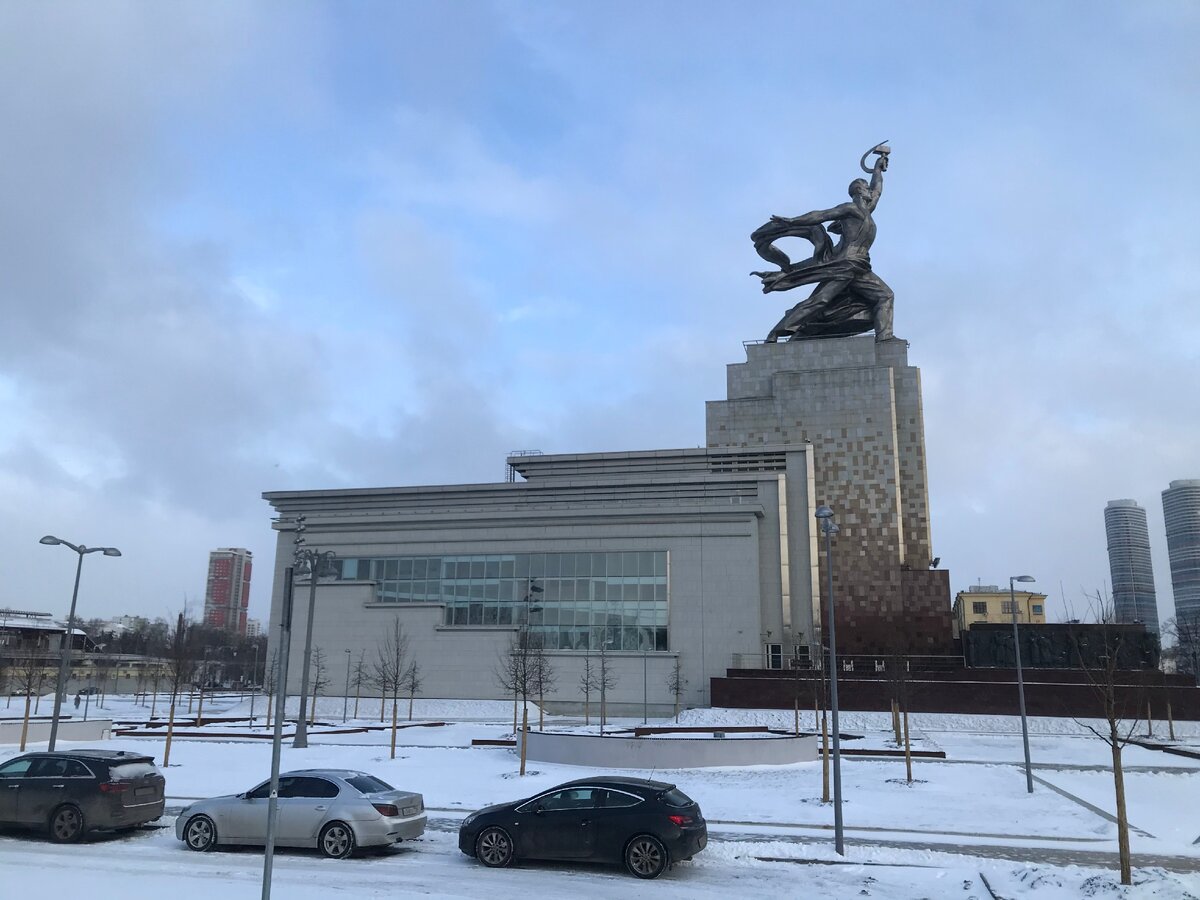 рабочий и колхозница памятник в париже