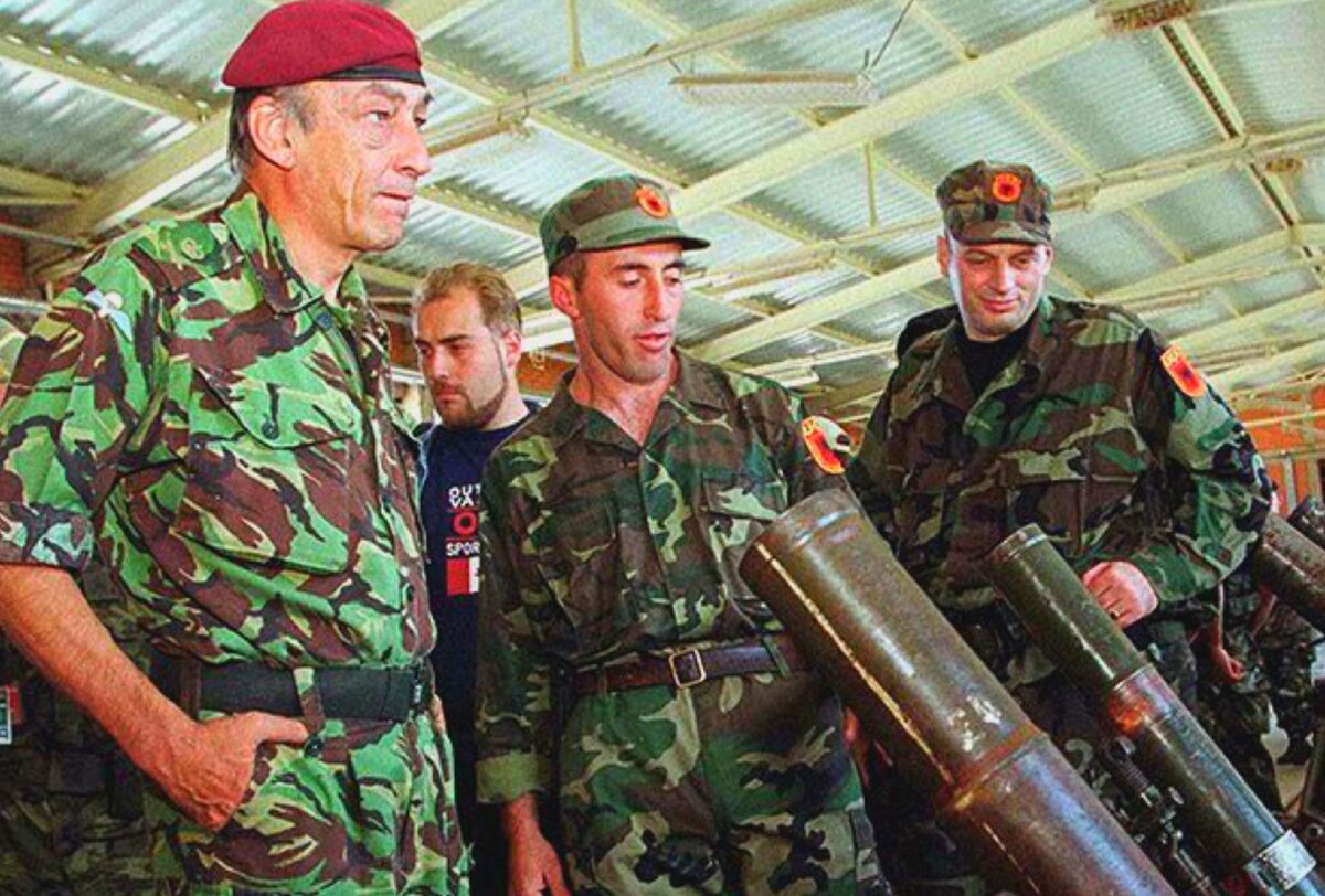 Рамуш Харадинай (в центре)