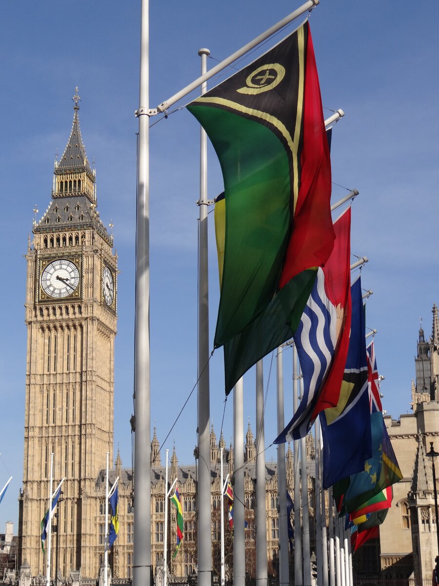 © Флаги, вывешенные на Парламентской площади в честь Дня Содружеств.