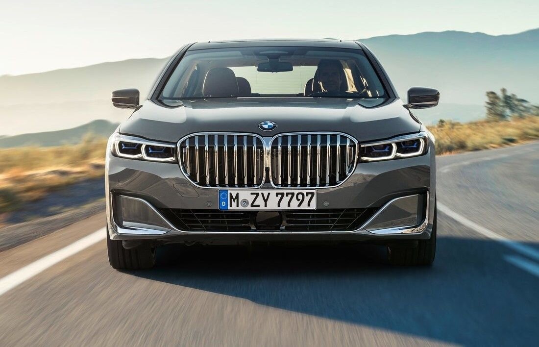 ВДОХНОВЛЯЮЩАЯ ЭЛЕГАНТНОСТЬ
BMW 7 СЕРИИ: ЭКСТЕРЬЕР И ИНТЕРЬЕР
Особая энергетика: BMW 7 серии получился мощным и решительным. Хищный прищур фар и впечатляющая решетка радиатора формируют образ передней части, подчеркивая высокий статус и неподражаемый характер автомобиля. Плавные линии кузова берут свое начало от передних воздухозаборников, затем через боковые воздуховоды устремляются к задней части кузова: BMW 7 серии получил вытянутый и одновременно элегантный силуэт. Интерьер BMW 7 серии — сочетание четких линий и высокого качества исполнения. Роскошная кожаная обивка и мобильная концепция управления подчеркивают сочетание эстетики высшего уровня и уникального комфорта. Неповторимую атмосферу создает комфортная подсветка салона, мягкий свет которой завершает гармоничный образ.