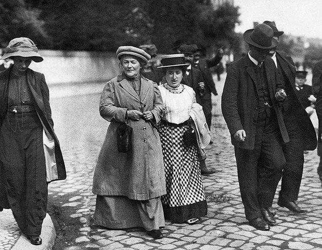 Клара Цеткин и Роза Люксембург по дороге на съезд Социал-демократической партии Германии в Магдебурге. Фото из открытых источников Яндекс.