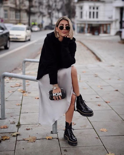 Носим с легкими летящими платьями, юбками миди, объёмными свитерами.