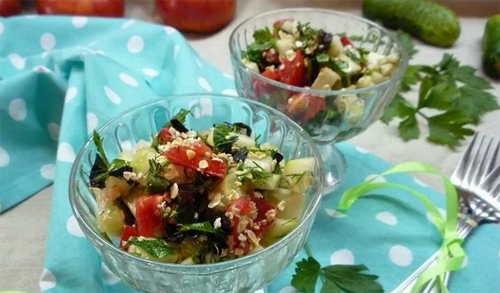 2. Диетический салат из овсяных хлопьев.  Вам понадобятся: овсянка (3 ст. ложки), томаты черри (150-200 грамм),  огурцы (1-2 шт.), чеснок (2-3 зубчика), листья салата, кинза, оливковое  масло, соль, черный молотый перец (по желанию). Приготовление: огурцы  нарезаем кружочками, помидоры черри делим пополам, добавляем тертый  чеснок, листья салата, кинзу, овсяные хлопья и оливковое масло. Солим,  перчим, тщательно перемешиваем и диетический салатик готов!