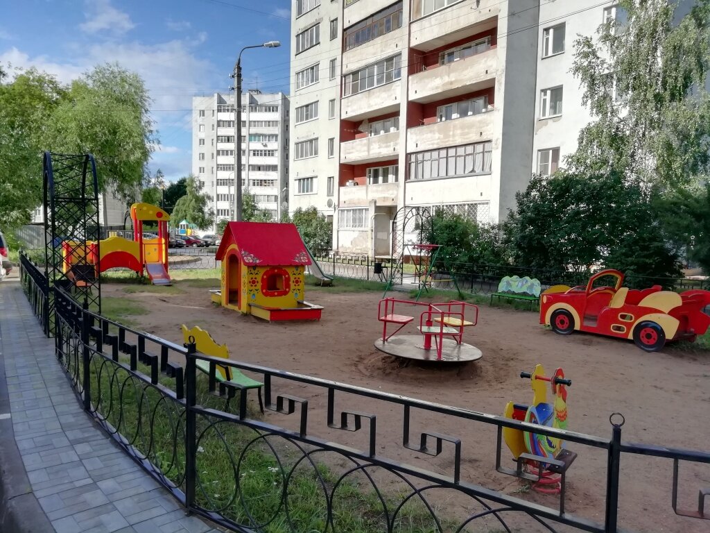 Детская площадка на Луначарского 9. к1