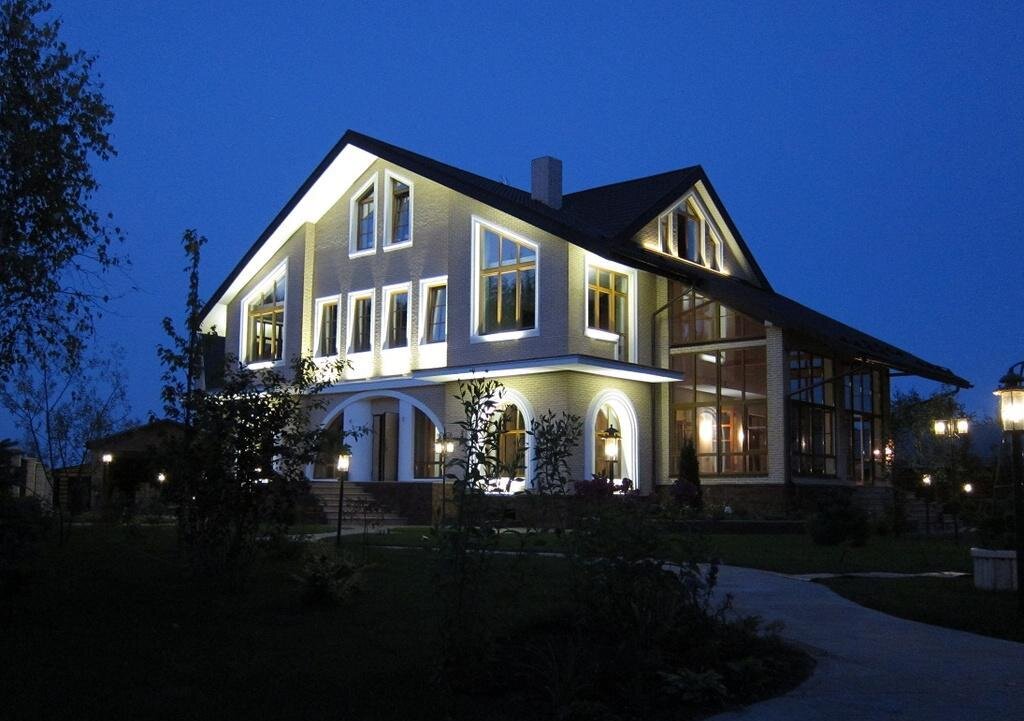 Подсветка здания удаленными источниками света