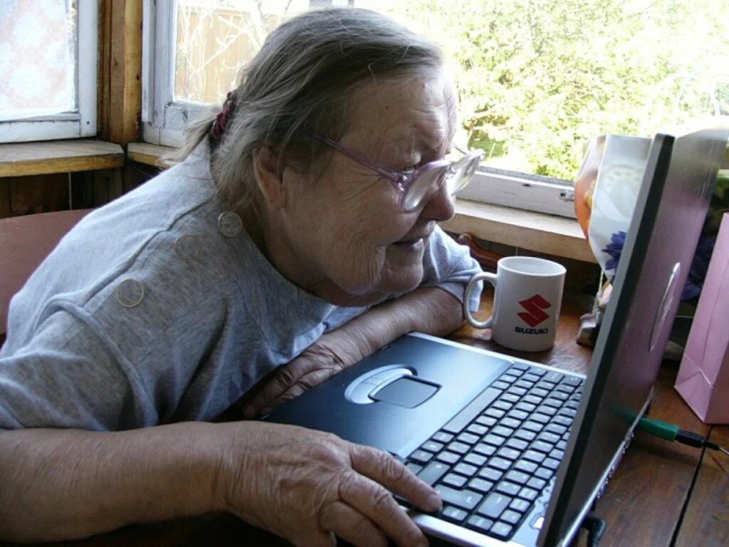 Бабушка средних лет пишет изи статью