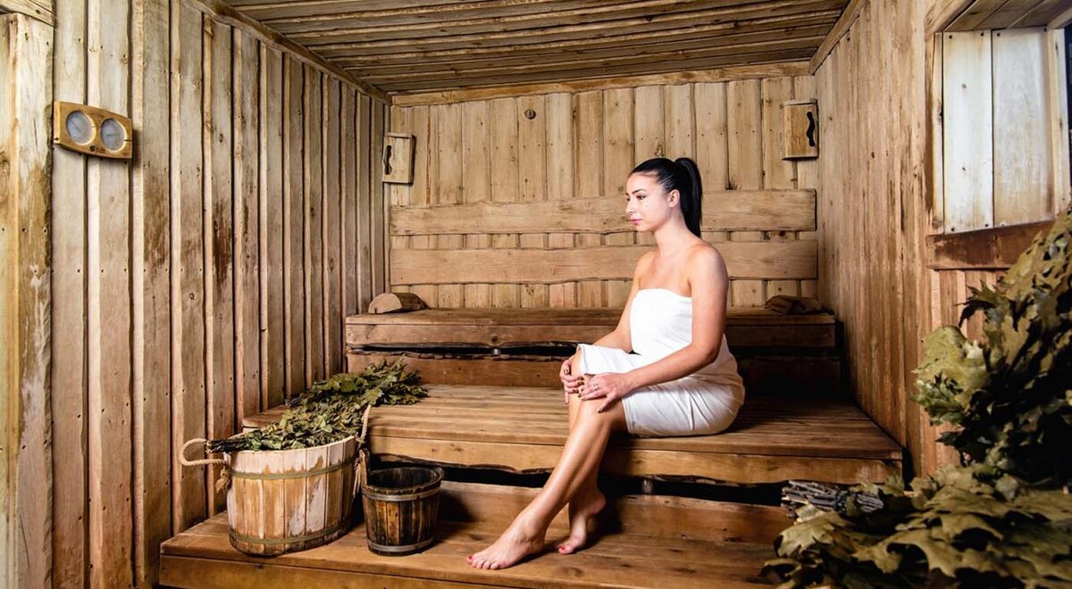 Спортивная сауна. Можно ходить в сауну каждый день. Красивые женщины в сауне. Посещение бани. Баня советы.