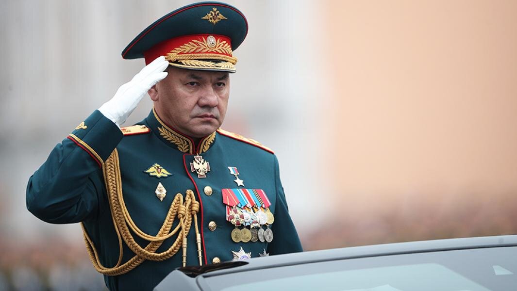 Генерал, который никогда не был рядовым. А посмотрите, как любит побрякушки. Интересно, за что их ему нацепили?