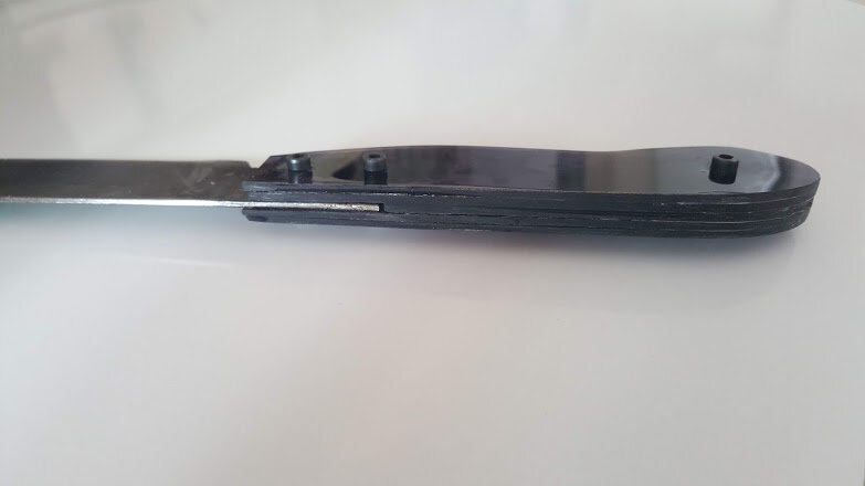 Ручка для ножа из нескольких слоёв оргстекла.