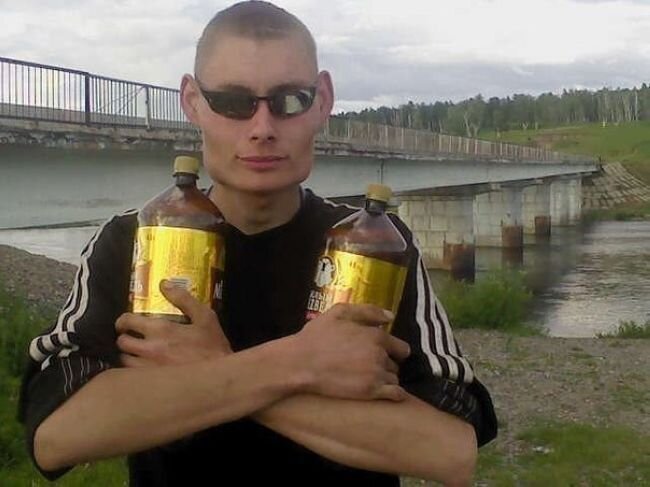 Бумеры - люди, родившиеся в эпоху демографического взрыва - бэби-бума. Они верят, что раньше было лучше и очень консервативны. Изображаются в виде стереотипного главы семейства в тёмных очках и с банкой пива в руке.