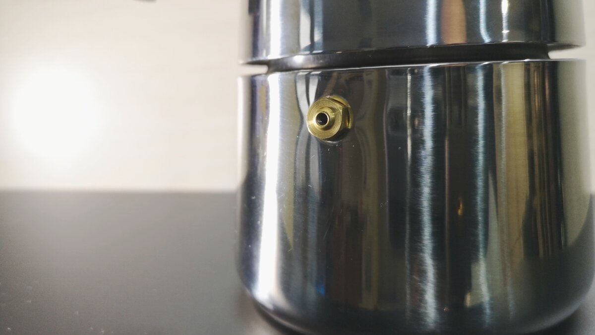 Клапан, воду надо наливать не перекрывая его.