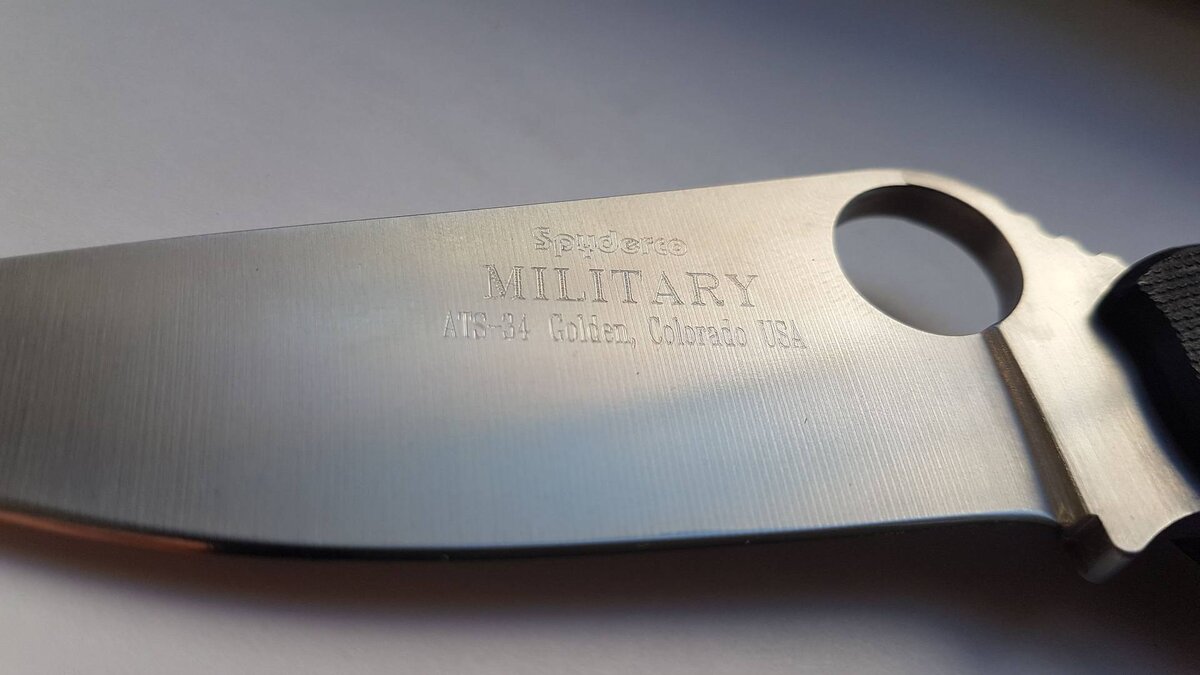 Винтажный Spyderco Military 90-х годов со сталью ATS-34. К слову, на данный момент ATS-34 не так часто применяется на серийных ножах.