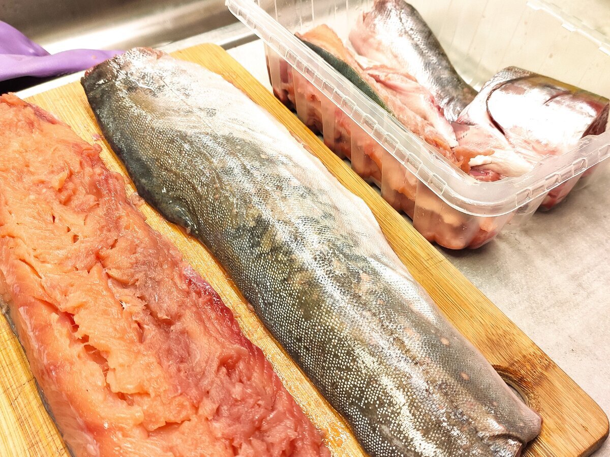 Разделываю тушку сразу, как приношу из магазина. Фото автора