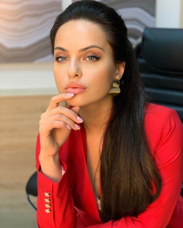 Красивая русская женщина подглядывает за молодым квартирантом в душе