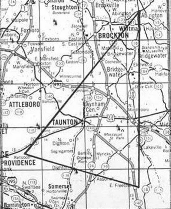 Вырезка из старой газеты, на которой обозначен зловещий треугольник, в котором пропадали люди