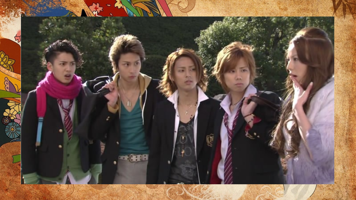 Справа налево: Тэнодзи Мисаки (Карина), Минато Ресукэ (Китаяма Хиромицу), Кудзе Кадзума (Фудзигая Тайсуке), Нагасэ Кетаро (Итикава Томохиро) и Хосида Юто (Оно Такуро)