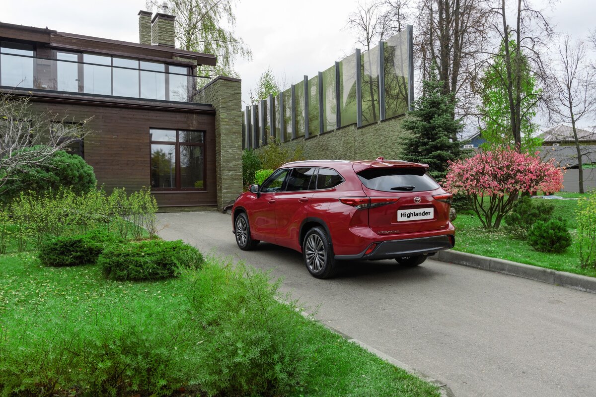 Как и все предыдущие поколения, новый Toyota Highlander построен на базе бизнес-седана Camry. То есть в данном случае речь о передовой глобальной архитектуре TNGA, улучшающей все базовые характеристики автомобиля: от управляемости до пассивной безопасности. 