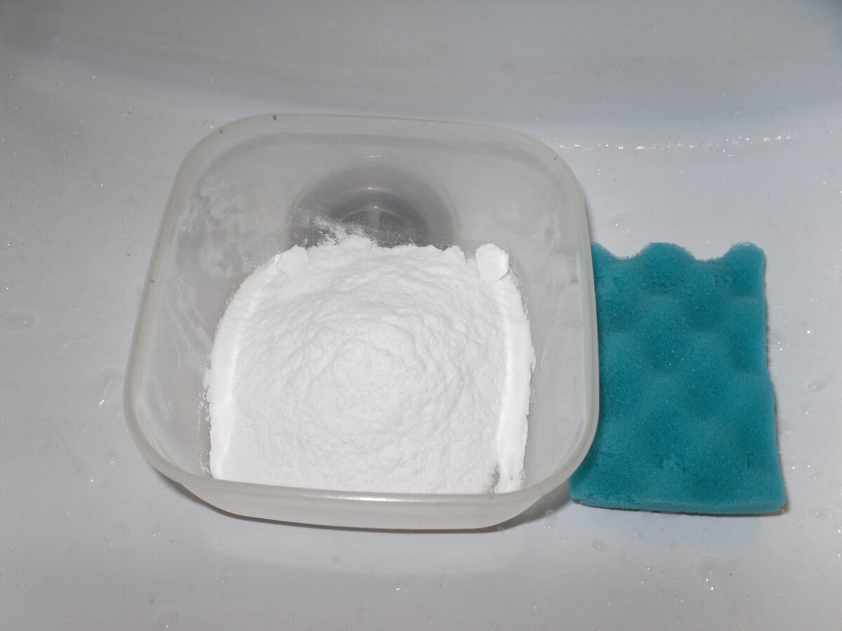 Почистить ванну содой. Сода для чистки ванны. Мыльный налет. Содовый налет на жидком мыле. Сода и губка фото.