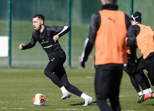 Игроки Ньюкасл Юнайтед на тренировке после возвращения с карантина с датчиками слежения Catapult Sports