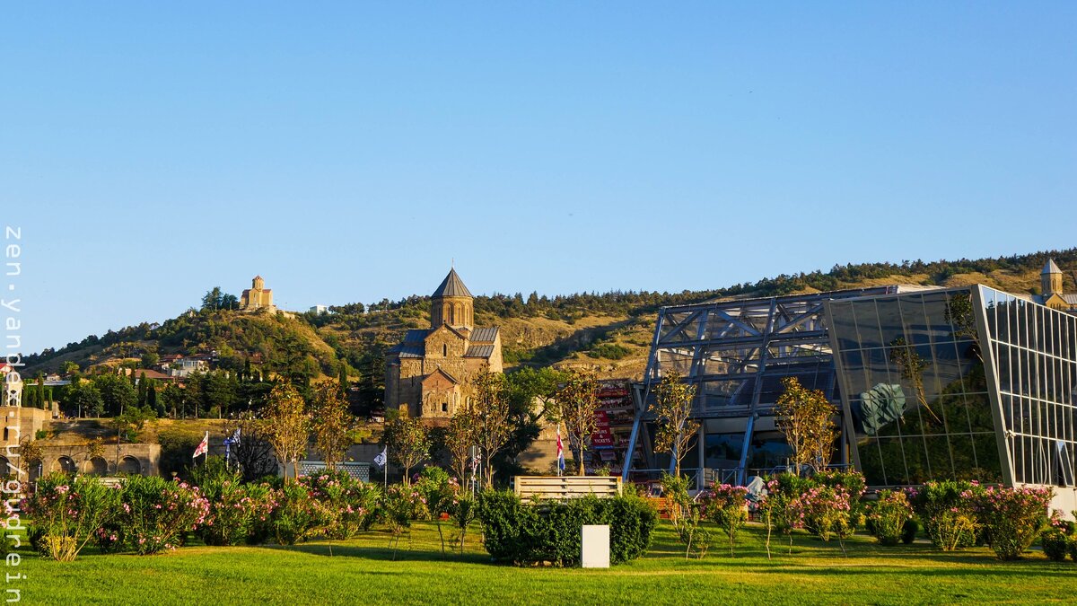 Вид на старый город с парка Рике, Тбилиси