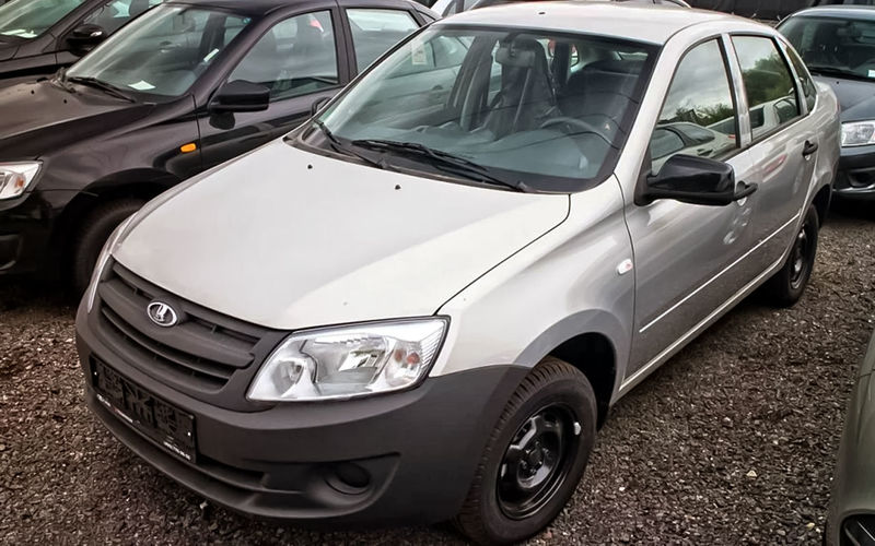 Lada Granta Standart — базовую версию легко отличить по некрашеным бамперам.